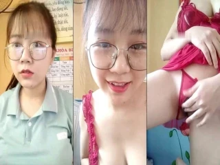 Cô giáo đeo kính đang dạy học thì thay đồ khoe hàng trên lớp